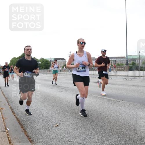 29.06.2025 - hella hamburg halbmarathon Lena Gebhardt http://msf.ph/oto/8431527 29.06.2025 10:07:44 Lombardsbrücke 1139, 7019, 1079, 1173, 1893, 2032, 2136, 2190, 2309, 3328, 3922, 4228, 4502, 4550, 4864, 5100, 5242, 5287, 6196, 6517, 6518, 6707, 6713, 6715, 6918, 7019, 7760, 9071, 9338, 9966, 9967, 10212, 10700, 10703, 11114, 11394, 11641, 12378, 12789, 12893, 13458, 15051, 15673, 15785, 16241, 16539, 16809, 16915, 17062, 18218, 18270, 18531, 18721, 19134 meine-sportfotos.de