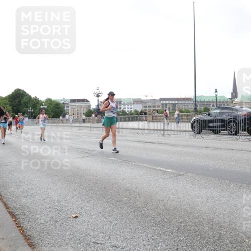 29.06.2025 - hella hamburg halbmarathon Lena Gebhardt http://msf.ph/oto/8431607 29.06.2025 10:07:45 Lombardsbrücke 1173, 1913, 1079, 1173, 1527, 1893, 2032, 2136, 2190, 2309, 3328, 3922, 4228, 4502, 4550, 4864, 5100, 5242, 5287, 6196, 6517, 6518, 6707, 6713, 6715, 6918, 7019, 7760, 9071, 9338, 9966, 9967, 10212, 10700, 10703, 11114, 11394, 11641, 12378, 12789, 12893, 13458, 15051, 15673, 15785, 16241, 16539, 16809, 16915, 17062, 18218, 18270, 18531, 18721, 19134 meine-sportfotos.de