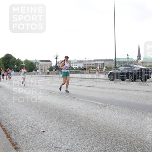 29.06.2025 - hella hamburg halbmarathon Lena Gebhardt http://msf.ph/oto/8431625 29.06.2025 10:07:46 Lombardsbrücke 1173, 1913, 1079, 1173, 1527, 1893, 2032, 2136, 2190, 2309, 3328, 3922, 4228, 4502, 4550, 4864, 5100, 5242, 5287, 6196, 6517, 6518, 6707, 6713, 6715, 6918, 7019, 7760, 9071, 9338, 9966, 9967, 10212, 10700, 10703, 11114, 11394, 11641, 12378, 12789, 12893, 13458, 15051, 15673, 15785, 16241, 16539, 16809, 16915, 17062, 18218, 18270, 18531, 18721, 19134 meine-sportfotos.de