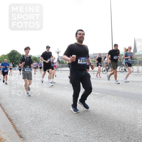 29.06.2025 - hella hamburg halbmarathon Lena Gebhardt http://msf.ph/oto/8431627 29.06.2025 10:44:15 Lombardsbrücke 8591, 7326, 15675, 1397, 1026, 1095, 1306, 1345, 1459, 1519, 1802, 1804, 2073, 2186, 2343, 2610, 2692, 3065, 3288, 3506, 3596, 3597, 4496, 4627, 4636, 4898, 5001, 5127, 5293, 5647, 5649, 5730, 5731, 5890, 5902, 5905, 6002, 6036, 6334, 6895, 7216, 7326, 7610, 7818, 7842, 8058, 8272, 8591, 8763, 8870, 8957, 9073, 9510, 9704, 9879, 10223, 10303, 10304, 10416, 11825, 11955, 12322, 12409, 12803, 12995, 13262, 13288, 13330, 13390, 13906, 14091, 14123, 14654 meine-sportfotos.de