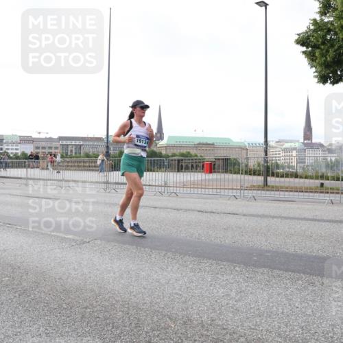 29.06.2025 - hella hamburg halbmarathon Lena Gebhardt http://msf.ph/oto/8431640 29.06.2025 10:07:47 Lombardsbrücke 7760, 19134, 1079, 1173, 1527, 1893, 2032, 2136, 2190, 2309, 3328, 3922, 4228, 4502, 4550, 4864, 5100, 5287, 6196, 6517, 6518, 6707, 6713, 6715, 6918, 7019, 7760, 9071, 9338, 9966, 9967, 10212, 10700, 10703, 11114, 11394, 11641, 12378, 12789, 12893, 13458, 15051, 15673, 15785, 16241, 16539, 16809, 16915, 17062, 18218, 18270, 18531, 18721, 19134 meine-sportfotos.de