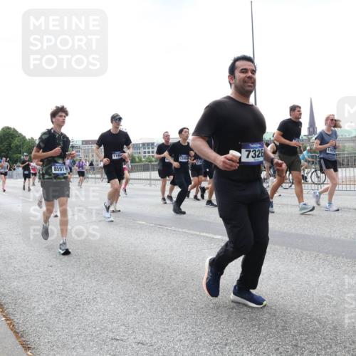 29.06.2025 - hella hamburg halbmarathon Lena Gebhardt http://msf.ph/oto/8431643 29.06.2025 10:44:15 Lombardsbrücke 1195, 12454, 13, 8591, 2186, 7326, 13973, 1026, 1095, 1306, 1345, 1459, 1519, 1802, 1804, 2073, 2186, 2343, 2610, 2692, 3065, 3288, 3506, 3596, 3597, 4496, 4627, 4636, 4898, 5001, 5127, 5293, 5647, 5649, 5730, 5731, 5890, 5902, 5905, 6002, 6036, 6334, 6895, 7216, 7326, 7610, 7818, 7842, 8058, 8272, 8591, 8763, 8870, 8957, 9073, 9510, 9704, 9879, 10223, 10303, 10304, 10416, 11825, 11955, 12322, 12409, 12803, 12995, 13262, 13288, 13330, 13390, 13906, 14091, 14123, 14654 meine-sportfotos.de