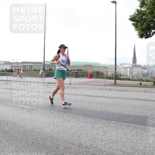 29.06.2025 - hella hamburg halbmarathon Lena Gebhardt http://msf.ph/oto/8431655 29.06.2025 10:07:47 Lombardsbrücke 7760, 19134, 1079, 1173, 1527, 1893, 2032, 2136, 2190, 2309, 3328, 3922, 4228, 4502, 4550, 4864, 5100, 5287, 6196, 6517, 6518, 6707, 6713, 6715, 6918, 7019, 7760, 9071, 9338, 9966, 9967, 10212, 10700, 10703, 11114, 11394, 11641, 12378, 12789, 12893, 13458, 15051, 15673, 15785, 16241, 16539, 16809, 16915, 17062, 18218, 18270, 18531, 18721, 19134 meine-sportfotos.de