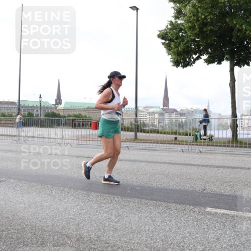 29.06.2025 - hella hamburg halbmarathon Lena Gebhardt http://msf.ph/oto/8431673 29.06.2025 10:07:48 Lombardsbrücke 1079, 1173, 1527, 1893, 2032, 2136, 2190, 2309, 3328, 3922, 4228, 4502, 4550, 4864, 5100, 5287, 6196, 6518, 6707, 6713, 6715, 6918, 7019, 7760, 9071, 9338, 9966, 9967, 10212, 10700, 10703, 11114, 11394, 11641, 12378, 12789, 12893, 13458, 15051, 15673, 15785, 16241, 16539, 16809, 16915, 17062, 18218, 18270, 18531, 18721, 19134 meine-sportfotos.de