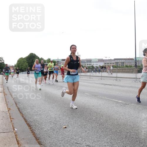 29.06.2025 - hella hamburg halbmarathon Lena Gebhardt http://msf.ph/oto/8431767 29.06.2025 10:07:49 Lombardsbrücke 16241, 1079, 1173, 1527, 1893, 2032, 2136, 2190, 2309, 3328, 3922, 4228, 4502, 4550, 4864, 5100, 5287, 6196, 6707, 6713, 6715, 6918, 7019, 7760, 9071, 9966, 9967, 10212, 10703, 11114, 11394, 11641, 12378, 12789, 12893, 13458, 15051, 15673, 15785, 16241, 16539, 16809, 16915, 17062, 18218, 18270, 18531, 18721, 19134 meine-sportfotos.de