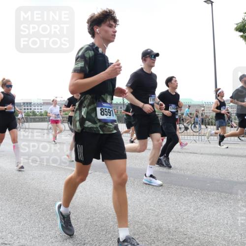 29.06.2025 - hella hamburg halbmarathon Lena Gebhardt http://msf.ph/oto/8431795 29.06.2025 10:44:17 Lombardsbrücke 8591, 119, 4111, 12454, 1026, 1095, 1306, 1345, 1459, 1519, 1802, 1804, 2073, 2186, 2343, 2610, 2692, 3065, 3288, 3506, 3596, 4496, 4627, 4636, 4898, 5001, 5127, 5293, 5647, 5649, 5730, 5731, 5890, 5902, 5905, 6002, 6895, 7216, 7326, 7610, 7818, 7842, 8272, 8591, 8763, 8870, 8957, 9073, 9510, 9879, 10006, 10223, 10303, 10304, 10416, 11825, 11955, 12322, 12409, 12803, 12995, 13262, 13288, 13330, 13390, 13906, 14091, 14123, 14350, 14654, 14971 meine-sportfotos.de