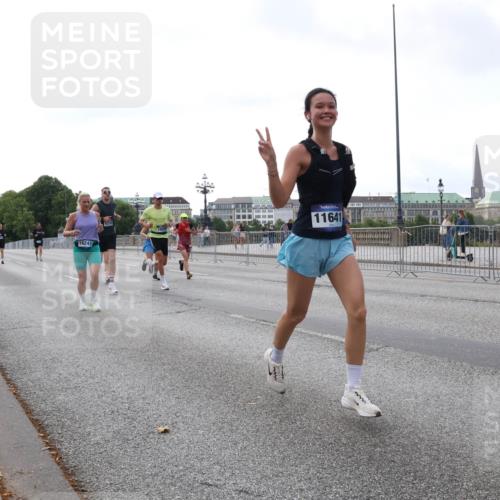 29.06.2025 - hella hamburg halbmarathon Lena Gebhardt http://msf.ph/oto/8431836 29.06.2025 10:07:50 Lombardsbrücke 11641, 1079, 1173, 1527, 1893, 2032, 2136, 2190, 2309, 3328, 3922, 4228, 4502, 4550, 4864, 5100, 5287, 6196, 6707, 6713, 6715, 6918, 7019, 7348, 7760, 8585, 9071, 9966, 9967, 10212, 10703, 11114, 11394, 11641, 12378, 12789, 12893, 13458, 15051, 15673, 15785, 16241, 16539, 16809, 16915, 17062, 18270, 18325, 18531, 18721, 19134 meine-sportfotos.de