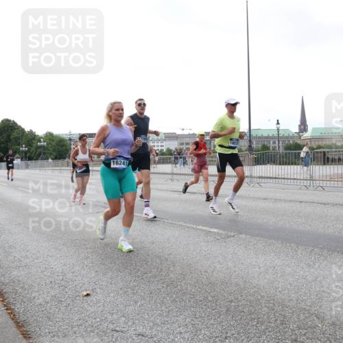 29.06.2025 - hella hamburg halbmarathon Lena Gebhardt http://msf.ph/oto/8431955 29.06.2025 10:07:51 Lombardsbrücke 2190, 16241, 2789, 18531, 1079, 1173, 1527, 1893, 2032, 2136, 2190, 2309, 3328, 3922, 4228, 4502, 4550, 4864, 5100, 5287, 6196, 6707, 6713, 6715, 6918, 7019, 7348, 7760, 8585, 9071, 9966, 9967, 10212, 10703, 11114, 11394, 11641, 12378, 12789, 12893, 13458, 15051, 15673, 15785, 16241, 16539, 16809, 16915, 17062, 18270, 18325, 18531, 18721, 19134 meine-sportfotos.de