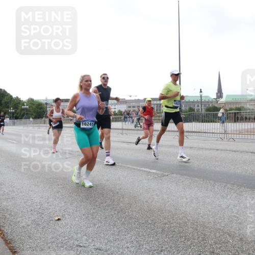 29.06.2025 - hella hamburg halbmarathon Lena Gebhardt http://msf.ph/oto/8431976 29.06.2025 10:07:51 Lombardsbrücke 2190, 16241, 18531, 1079, 1173, 1527, 1893, 2032, 2136, 2190, 2309, 3328, 3922, 4228, 4502, 4550, 4864, 5100, 5287, 6196, 6707, 6713, 6715, 6918, 7019, 7348, 7760, 8585, 9071, 9966, 9967, 10212, 10703, 11114, 11394, 11641, 12378, 12789, 12893, 13458, 15051, 15673, 15785, 16241, 16539, 16809, 16915, 17062, 18270, 18325, 18531, 18721, 19134 meine-sportfotos.de