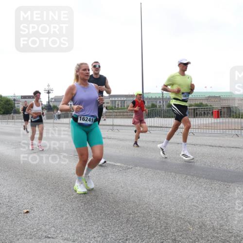 29.06.2025 - hella hamburg halbmarathon Lena Gebhardt http://msf.ph/oto/8432003 29.06.2025 10:07:52 Lombardsbrücke 105, 16241, 18531, 1079, 1173, 1527, 1893, 2032, 2136, 2190, 2309, 3328, 3922, 4228, 4502, 4550, 4864, 5100, 5287, 6196, 6918, 7019, 7348, 7760, 8585, 9071, 9966, 9967, 10212, 10703, 11114, 11394, 11641, 12378, 12789, 12893, 13458, 15051, 15673, 15785, 16241, 16539, 16809, 16915, 17062, 18270, 18325, 18531, 18721, 19134 meine-sportfotos.de