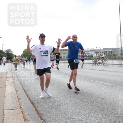 29.06.2025 - hella hamburg halbmarathon Lena Gebhardt http://msf.ph/oto/8432025 29.06.2025 10:44:18 Lombardsbrücke 13809, 3596, 1026, 1095, 1306, 1345, 1459, 1519, 1802, 1804, 2073, 2186, 2343, 2610, 2692, 3065, 3288, 3506, 3596, 4496, 4627, 4636, 4898, 5001, 5127, 5293, 5647, 5649, 5730, 5731, 5890, 5902, 5905, 6002, 6895, 7216, 7326, 7610, 7818, 7842, 8272, 8591, 8763, 8870, 8957, 9073, 9510, 9536, 9879, 10006, 10223, 10303, 10304, 10416, 11825, 11955, 12322, 12409, 12803, 12995, 13262, 13288, 13330, 13390, 13906, 14091, 14123, 14350, 14654, 14971 meine-sportfotos.de