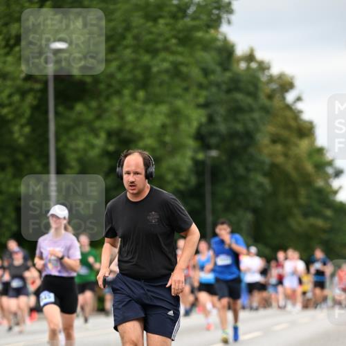 29.06.2025 - hella hamburg halbmarathon Dr. Thomas Lammeyer http://msf.ph/oto/8432030 29.06.2025 10:52:31 Kennedybrücke 1045, 1246, 1434, 1639, 1645, 2148, 2195, 2418, 2627, 2704, 2994, 3049, 3468, 3504, 3933, 4037, 4588, 4856, 4974, 5886, 5952, 6879, 6950, 7412, 7427, 7970, 8077, 8310, 8948, 9018, 9696, 9787, 10075, 10991, 11351 meine-sportfotos.de