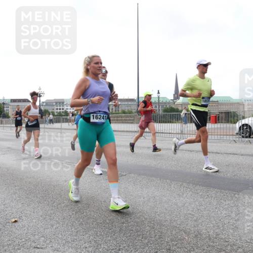 29.06.2025 - hella hamburg halbmarathon Lena Gebhardt http://msf.ph/oto/8432041 29.06.2025 10:07:52 Lombardsbrücke 16905, 16241, 18531, 1079, 1173, 1527, 1893, 2032, 2136, 2190, 2309, 3328, 3922, 4228, 4502, 4550, 4864, 5100, 5287, 6196, 6918, 7019, 7348, 7760, 8585, 9071, 9966, 9967, 10212, 10703, 11114, 11394, 11641, 12378, 12789, 12893, 13458, 15051, 15673, 15785, 16241, 16539, 16809, 16915, 17062, 18270, 18325, 18531, 18721, 19134 meine-sportfotos.de