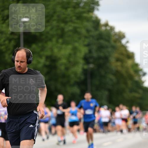 29.06.2025 - hella hamburg halbmarathon Dr. Thomas Lammeyer http://msf.ph/oto/8432059 29.06.2025 10:52:32 Kennedybrücke 1045, 1246, 1434, 1639, 1645, 2148, 2195, 2418, 2627, 2704, 2994, 3049, 3468, 3504, 3933, 4037, 4588, 4856, 5886, 5952, 6950, 7412, 7427, 7970, 8077, 8310, 8948, 9018, 9696, 9787, 10075, 10991, 11351 meine-sportfotos.de