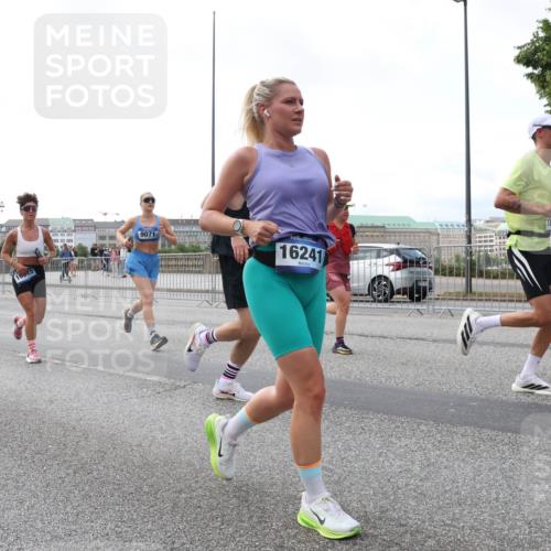 29.06.2025 - hella hamburg halbmarathon Lena Gebhardt http://msf.ph/oto/8432070 29.06.2025 10:07:52 Lombardsbrücke 9071, 16241, 1079, 1173, 1527, 1893, 2032, 2136, 2190, 2309, 3328, 3922, 4228, 4502, 4550, 4864, 5100, 5287, 6196, 6918, 7019, 7348, 7760, 8585, 9071, 9966, 9967, 10212, 10703, 11114, 11394, 11641, 12378, 12789, 12893, 13458, 15051, 15673, 15785, 16241, 16539, 16809, 16915, 17062, 18270, 18325, 18531, 18721, 19134 meine-sportfotos.de