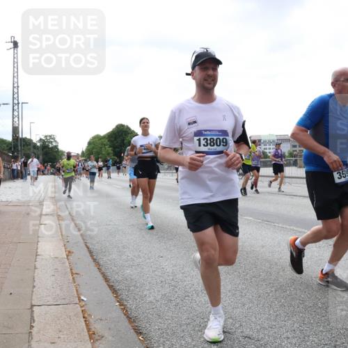 29.06.2025 - hella hamburg halbmarathon Lena Gebhardt http://msf.ph/oto/8432075 29.06.2025 10:44:19 Lombardsbrücke 40, 13809, 3596, 1026, 1095, 1306, 1345, 1459, 1519, 1802, 1804, 2073, 2186, 2343, 2610, 2692, 3065, 3288, 3506, 3596, 4496, 4627, 4636, 4898, 5001, 5127, 5293, 5647, 5649, 5730, 5731, 5902, 5905, 6002, 6895, 7216, 7326, 7610, 7818, 7842, 8272, 8591, 8763, 8870, 8957, 9073, 9510, 9536, 9879, 10006, 10223, 10303, 10304, 10416, 11825, 11955, 12322, 12409, 12803, 12995, 13262, 13288, 13330, 13390, 13906, 14091, 14123, 14350, 14654, 14971 meine-sportfotos.de