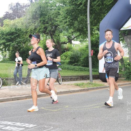 29.06.2025 - hella hamburg halbmarathon KatJ http://msf.ph/oto/8432112 29.06.2025 10:42:56 Zwischen KM18-KM19 2034, 4249, 5643, 5721, 8639 meine-sportfotos.de