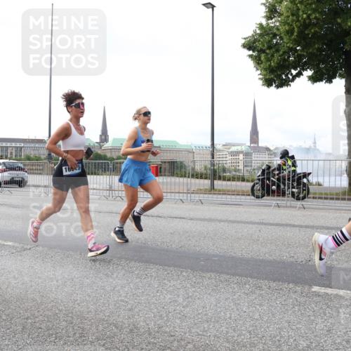 29.06.2025 - hella hamburg halbmarathon Lena Gebhardt http://msf.ph/oto/8432134 29.06.2025 10:07:53 Lombardsbrücke 1079, 1173, 1527, 1893, 2032, 2136, 2190, 2309, 3328, 3922, 4228, 4502, 4550, 4864, 5100, 5287, 6196, 6918, 7019, 7348, 7760, 8585, 9071, 9966, 9967, 10212, 10703, 11114, 11394, 11641, 12378, 12658, 12789, 12893, 13458, 15051, 15673, 15785, 16241, 16539, 16809, 16915, 17062, 18270, 18325, 18531, 18721, 19134 meine-sportfotos.de