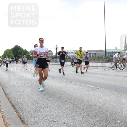 29.06.2025 - hella hamburg halbmarathon Lena Gebhardt http://msf.ph/oto/8432137 29.06.2025 10:44:20 Lombardsbrücke 403, 2341, 1026, 1095, 1306, 1345, 1459, 1519, 1802, 1804, 2073, 2186, 2343, 2610, 2692, 3065, 3288, 3506, 3596, 4496, 4627, 4636, 4898, 5001, 5127, 5647, 5649, 5730, 5731, 5902, 5905, 6002, 6895, 7216, 7326, 7610, 7818, 7842, 8272, 8591, 8763, 8870, 8957, 9073, 9510, 9536, 9879, 10006, 10223, 10303, 10304, 10416, 11825, 11955, 12322, 12409, 12803, 12995, 13262, 13288, 13330, 13390, 13906, 14091, 14123, 14350, 14654, 14971, 18454, 18459 meine-sportfotos.de