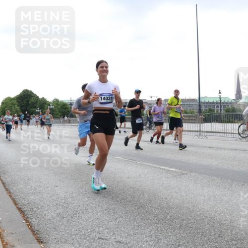 29.06.2025 - hella hamburg halbmarathon Lena Gebhardt http://msf.ph/oto/8432149 29.06.2025 10:44:20 Lombardsbrücke 7818, 14031, 14654, 12445, 1026, 1095, 1306, 1345, 1459, 1519, 1802, 1804, 2073, 2186, 2343, 2610, 2692, 3065, 3288, 3506, 3596, 4496, 4627, 4636, 4898, 5001, 5127, 5647, 5649, 5730, 5731, 5902, 5905, 6002, 6895, 7216, 7326, 7610, 7818, 7842, 8272, 8591, 8763, 8870, 8957, 9073, 9510, 9536, 9879, 10006, 10223, 10303, 10304, 10416, 11825, 11955, 12322, 12409, 12803, 12995, 13262, 13288, 13330, 13390, 13906, 14091, 14123, 14350, 14654, 14971, 18454, 18459 meine-sportfotos.de
