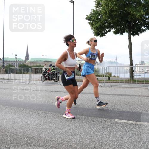 29.06.2025 - hella hamburg halbmarathon Lena Gebhardt http://msf.ph/oto/8432157 29.06.2025 10:07:54 Lombardsbrücke 164, 9071, 1079, 1173, 1527, 1893, 2032, 2136, 2190, 2309, 3328, 3922, 4228, 4502, 4550, 4864, 5100, 5287, 6196, 6918, 7019, 7348, 7760, 8585, 9071, 9966, 9967, 10212, 10703, 11114, 11394, 11641, 12378, 12658, 12789, 12893, 13458, 15051, 15673, 15785, 16241, 16539, 16809, 16915, 18270, 18325, 18531, 18721, 19134 meine-sportfotos.de