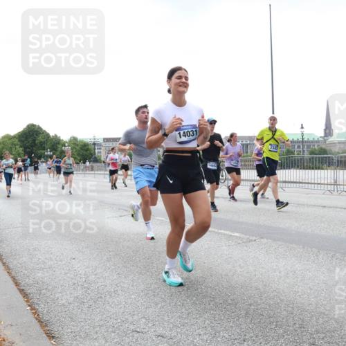 29.06.2025 - hella hamburg halbmarathon Lena Gebhardt http://msf.ph/oto/8432174 29.06.2025 10:44:20 Lombardsbrücke 7818, 14031, 14654, 12445, 2342, 1026, 1095, 1306, 1345, 1459, 1519, 1802, 1804, 2073, 2186, 2343, 2610, 2692, 3065, 3288, 3506, 3596, 4496, 4627, 4636, 4898, 5001, 5127, 5647, 5649, 5730, 5731, 5902, 5905, 6002, 6895, 7216, 7326, 7610, 7818, 7842, 8272, 8591, 8763, 8870, 8957, 9073, 9510, 9536, 9879, 10006, 10223, 10303, 10304, 10416, 11825, 11955, 12322, 12409, 12803, 12995, 13262, 13288, 13330, 13390, 13906, 14091, 14123, 14350, 14654, 14971, 18454, 18459 meine-sportfotos.de