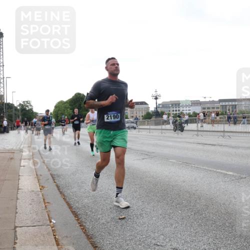 29.06.2025 - hella hamburg halbmarathon Lena Gebhardt http://msf.ph/oto/8432217 29.06.2025 10:07:55 Lombardsbrücke 157, 2190, 332, 1079, 1173, 1527, 1893, 2136, 2190, 2309, 3328, 3922, 4228, 4502, 4864, 5100, 5287, 6196, 6918, 7019, 7348, 7760, 8585, 9071, 9966, 9967, 10212, 10703, 11114, 11394, 11641, 12378, 12658, 12789, 12893, 13458, 15673, 15785, 16241, 16539, 16809, 16915, 18270, 18325, 18531, 18721, 19134 meine-sportfotos.de