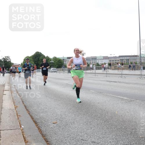 29.06.2025 - hella hamburg halbmarathon Lena Gebhardt http://msf.ph/oto/8432262 29.06.2025 10:07:57 Lombardsbrücke 5100, 6918, 1578, 1079, 1173, 1527, 1893, 2136, 2190, 2309, 3328, 3922, 4228, 4502, 4864, 5100, 5287, 6196, 6918, 7019, 7348, 7760, 8585, 9071, 9966, 9967, 10212, 10703, 11114, 11394, 11641, 12378, 12658, 12789, 12893, 13458, 15785, 16241, 16539, 16809, 16915, 18270, 18325, 18531, 18721, 19134 meine-sportfotos.de
