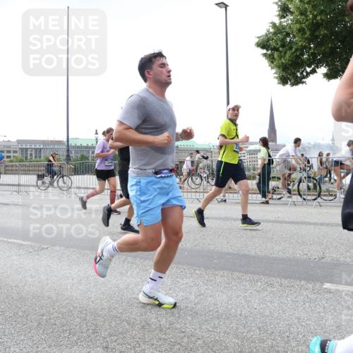 29.06.2025 - hella hamburg halbmarathon Lena Gebhardt http://msf.ph/oto/8432278 29.06.2025 10:44:22 Lombardsbrücke 12445, 1026, 1095, 1306, 1345, 1459, 1519, 1802, 1804, 2186, 2343, 2610, 2692, 3065, 3506, 3596, 4215, 4496, 4627, 4636, 4898, 4968, 5001, 5127, 5355, 5647, 5649, 5730, 5731, 5902, 5905, 6002, 6895, 7216, 7326, 7610, 7818, 7842, 8272, 8591, 8763, 8870, 8957, 9073, 9397, 9510, 9536, 9879, 10006, 10223, 10303, 10304, 10416, 11825, 11955, 12322, 12409, 12803, 12995, 13262, 13288, 13330, 13390, 13906, 14091, 14123, 14350, 14654, 14971, 18454, 18459 meine-sportfotos.de