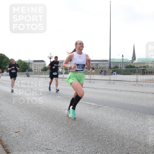 29.06.2025 - hella hamburg halbmarathon Lena Gebhardt http://msf.ph/oto/8432288 29.06.2025 10:07:57 Lombardsbrücke 5100, 6918, 1079, 15785, 1079, 1173, 1527, 1893, 2136, 2190, 2309, 3328, 3922, 4228, 4502, 4864, 5100, 5287, 6196, 6918, 7019, 7348, 7760, 8585, 9071, 9966, 9967, 10212, 10703, 11114, 11394, 11641, 12378, 12658, 12789, 12893, 13458, 15785, 16241, 16539, 16809, 16915, 18270, 18325, 18531, 18721, 19134 meine-sportfotos.de