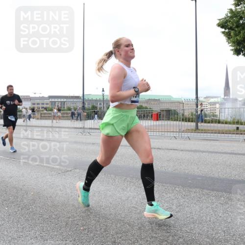 29.06.2025 - hella hamburg halbmarathon Lena Gebhardt http://msf.ph/oto/8432331 29.06.2025 10:07:58 Lombardsbrücke 1079, 1173, 1527, 1893, 2136, 2190, 2309, 3328, 3922, 4228, 4502, 4864, 5100, 5287, 6918, 7019, 7348, 7760, 8585, 9071, 9966, 10212, 10609, 10703, 11114, 11394, 11641, 12378, 12658, 12789, 12893, 13014, 13458, 15785, 16241, 16539, 16809, 16915, 18270, 18325, 18531, 18721, 19134 meine-sportfotos.de