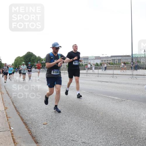 29.06.2025 - hella hamburg halbmarathon Lena Gebhardt http://msf.ph/oto/8432386 29.06.2025 10:07:59 Lombardsbrücke 5100, 6918, 97, 1079, 1173, 1527, 2136, 2190, 2309, 2427, 3328, 3922, 4228, 4502, 4864, 5100, 5287, 5926, 6918, 7019, 7348, 7760, 8585, 9071, 9966, 10212, 10609, 10703, 10857, 11114, 11394, 11641, 12378, 12658, 12789, 12893, 13014, 13458, 15785, 16241, 16539, 16809, 16915, 18270, 18325, 18531, 18721, 19134 meine-sportfotos.de