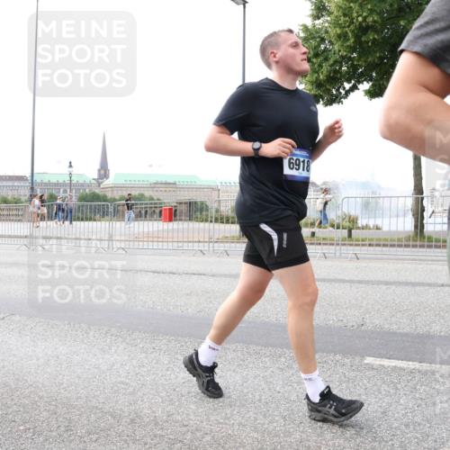 29.06.2025 - hella hamburg halbmarathon Lena Gebhardt http://msf.ph/oto/8432460 29.06.2025 10:08:01 Lombardsbrücke 6918, 1079, 1173, 1527, 2136, 2190, 2309, 2427, 3328, 3922, 4228, 4502, 4864, 5100, 5287, 5926, 6918, 7019, 7198, 7348, 7760, 8585, 9071, 9616, 9966, 10212, 10609, 10703, 10857, 11114, 11394, 11641, 12378, 12658, 12789, 12893, 13014, 13458, 14631, 15785, 16241, 16539, 16809, 16915, 18270, 18325, 18531, 18721, 19134 meine-sportfotos.de