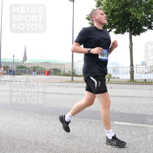 29.06.2025 - hella hamburg halbmarathon Lena Gebhardt http://msf.ph/oto/8432474 29.06.2025 10:08:01 Lombardsbrücke 6918, 1079, 1173, 1527, 2136, 2190, 2309, 2427, 3328, 3922, 4228, 4502, 4864, 5100, 5287, 5926, 6918, 7019, 7198, 7348, 7760, 8585, 9071, 9616, 9966, 10212, 10609, 10703, 10857, 11114, 11394, 11641, 12378, 12658, 12789, 12893, 13014, 13458, 14631, 15785, 16241, 16539, 16809, 16915, 18270, 18325, 18531, 18721, 19134 meine-sportfotos.de