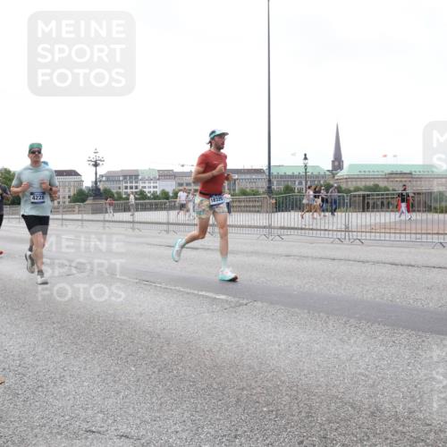 29.06.2025 - hella hamburg halbmarathon Lena Gebhardt http://msf.ph/oto/8432510 29.06.2025 10:08:03 Lombardsbrücke 8585, 4228, 9966, 18325, 4864, 1079, 1173, 1527, 2136, 2190, 2309, 2427, 3328, 4228, 4502, 4864, 5100, 5287, 5926, 6918, 7019, 7198, 7348, 7760, 8585, 9071, 9616, 9966, 10212, 10609, 10703, 10857, 11114, 11394, 11641, 12378, 12658, 12789, 12893, 13014, 13458, 14631, 15785, 16241, 16539, 16809, 16915, 18270, 18325, 18531, 18721, 19134 meine-sportfotos.de