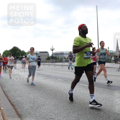 29.06.2025 - hella hamburg halbmarathon Lena Gebhardt http://msf.ph/oto/8432511 29.06.2025 10:44:24 Lombardsbrücke 12803, 17844, 7842, 7818, 573, 1519, 1095, 1345, 1519, 1802, 1804, 2186, 2343, 2610, 2692, 3065, 3506, 3596, 4215, 4496, 4627, 4636, 4898, 4968, 5001, 5127, 5355, 5647, 5649, 5730, 5731, 5902, 5905, 6002, 7216, 7326, 7610, 7818, 7842, 8272, 8591, 8763, 8870, 8957, 9073, 9397, 9510, 9536, 9879, 10006, 10223, 10303, 10304, 10416, 11825, 11955, 12322, 12409, 12803, 12995, 13262, 13288, 13330, 13390, 13906, 14091, 14123, 14350, 14654, 14681, 14971, 18454, 18459 meine-sportfotos.de
