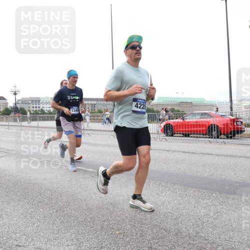 29.06.2025 - hella hamburg halbmarathon Lena Gebhardt http://msf.ph/oto/8432595 29.06.2025 10:08:04 Lombardsbrücke 9966, 13458, 4228, 1079, 1173, 1527, 2136, 2190, 2309, 2427, 3328, 4228, 4502, 4864, 5100, 5287, 5926, 6918, 7198, 7348, 7760, 8585, 9071, 9616, 9823, 9966, 10212, 10609, 10703, 10857, 11114, 11394, 11641, 12378, 12658, 12789, 12893, 13014, 13458, 14631, 15785, 16241, 16539, 16809, 16915, 18270, 18325, 18531, 18721, 19134 meine-sportfotos.de