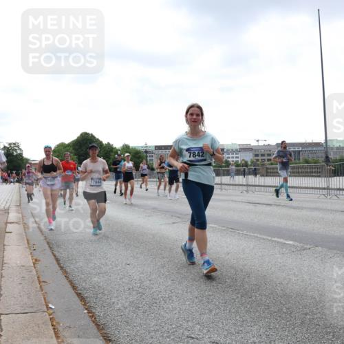 29.06.2025 - hella hamburg halbmarathon Lena Gebhardt http://msf.ph/oto/8432600 29.06.2025 10:44:25 Lombardsbrücke 8272, 17844, 7842, 5730, 1345, 1519, 1802, 1804, 2186, 2343, 2610, 2674, 2692, 3065, 3506, 3596, 4215, 4496, 4636, 4898, 4968, 5001, 5127, 5355, 5647, 5649, 5730, 5731, 5902, 5905, 6002, 7216, 7326, 7610, 7818, 7842, 8272, 8591, 8763, 8870, 8957, 9073, 9331, 9333, 9397, 9510, 9536, 9879, 10006, 10223, 10303, 10304, 10416, 11825, 11955, 12322, 12409, 12803, 12995, 13262, 13288, 13330, 13390, 13906, 14091, 14123, 14350, 14654, 14681, 14971, 18454, 18459 meine-sportfotos.de