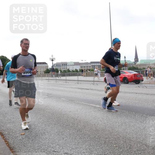 29.06.2025 - hella hamburg halbmarathon Lena Gebhardt http://msf.ph/oto/8432637 29.06.2025 10:08:05 Lombardsbrücke 270, 9966, 1079, 1173, 1527, 2190, 2309, 2427, 3328, 4228, 4502, 4864, 5100, 5287, 5926, 6918, 7198, 7348, 7760, 8585, 9071, 9457, 9616, 9823, 9966, 10212, 10609, 10703, 10857, 11114, 11394, 11641, 12378, 12658, 12789, 12893, 13014, 13458, 14631, 15785, 16241, 16539, 16809, 16915, 18270, 18325, 18531, 18721, 19134 meine-sportfotos.de