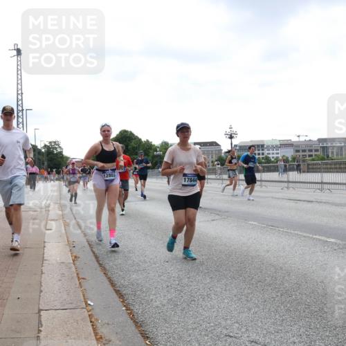 29.06.2025 - hella hamburg halbmarathon Lena Gebhardt http://msf.ph/oto/8432720 29.06.2025 10:44:26 Lombardsbrücke 12803, 17844, 1345, 1519, 1802, 1804, 2186, 2343, 2610, 2674, 2692, 3065, 3506, 3596, 4215, 4496, 4636, 4898, 4968, 5001, 5127, 5355, 5647, 5649, 5730, 5731, 5902, 5905, 6002, 7216, 7326, 7610, 7818, 7842, 8272, 8591, 8763, 8957, 9073, 9331, 9333, 9397, 9510, 9536, 9879, 10006, 10223, 10303, 10304, 10416, 11825, 11955, 12322, 12409, 12803, 12995, 13262, 13288, 13330, 13390, 13906, 14091, 14123, 14350, 14654, 14681, 14971, 18454, 18459 meine-sportfotos.de
