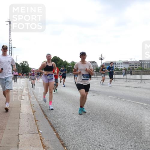 29.06.2025 - hella hamburg halbmarathon Lena Gebhardt http://msf.ph/oto/8432742 29.06.2025 10:44:26 Lombardsbrücke 12803, 17844, 1345, 1519, 1802, 1804, 2186, 2343, 2610, 2674, 2692, 3065, 3506, 3596, 4215, 4496, 4636, 4898, 4968, 5001, 5127, 5355, 5647, 5649, 5730, 5731, 5902, 5905, 6002, 7216, 7326, 7610, 7818, 7842, 8272, 8591, 8763, 8957, 9073, 9331, 9333, 9397, 9510, 9536, 9879, 10006, 10223, 10303, 10304, 10416, 11825, 11955, 12322, 12409, 12803, 12995, 13262, 13288, 13330, 13390, 13906, 14091, 14123, 14350, 14654, 14681, 14971, 18454, 18459 meine-sportfotos.de