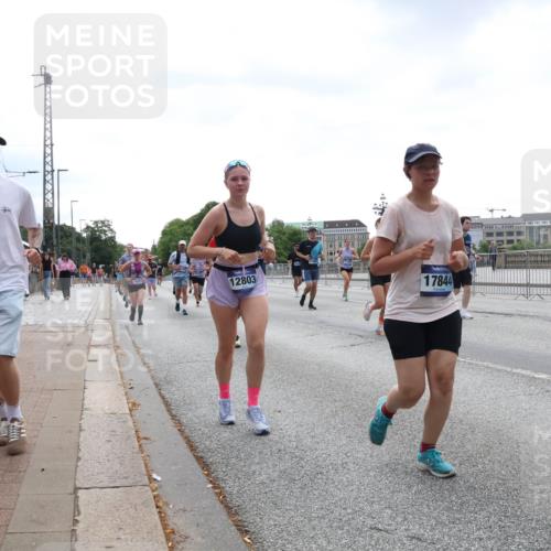 29.06.2025 - hella hamburg halbmarathon Lena Gebhardt http://msf.ph/oto/8432805 29.06.2025 10:44:27 Lombardsbrücke 17844, 1345, 1519, 1802, 1804, 2186, 2343, 2610, 2674, 2692, 3065, 3506, 3596, 4215, 4496, 4636, 4898, 4968, 5001, 5127, 5355, 5647, 5649, 5730, 5731, 5902, 5905, 6002, 7216, 7326, 7610, 7818, 7842, 8272, 8591, 8763, 8957, 9073, 9331, 9333, 9397, 9510, 9536, 9879, 10006, 10223, 10303, 10304, 10416, 11825, 11955, 12322, 12409, 12803, 12995, 13262, 13288, 13330, 13390, 13906, 14091, 14123, 14350, 14654, 14681, 14971, 18454, 18459 meine-sportfotos.de