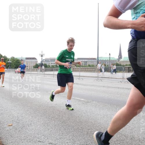 29.06.2025 - hella hamburg halbmarathon Lena Gebhardt http://msf.ph/oto/8432885 29.06.2025 10:08:07 Lombardsbrücke 1653, 2309, 1079, 1173, 1527, 2190, 2309, 2427, 3328, 4228, 4864, 5100, 5287, 5926, 6918, 7198, 7348, 7476, 7760, 8585, 9071, 9457, 9616, 9823, 9966, 10212, 10609, 10703, 10857, 11114, 11394, 11641, 12378, 12658, 12789, 12893, 13014, 13458, 14631, 15429, 15785, 16241, 16539, 16809, 16915, 18270, 18325, 18531, 19134 meine-sportfotos.de