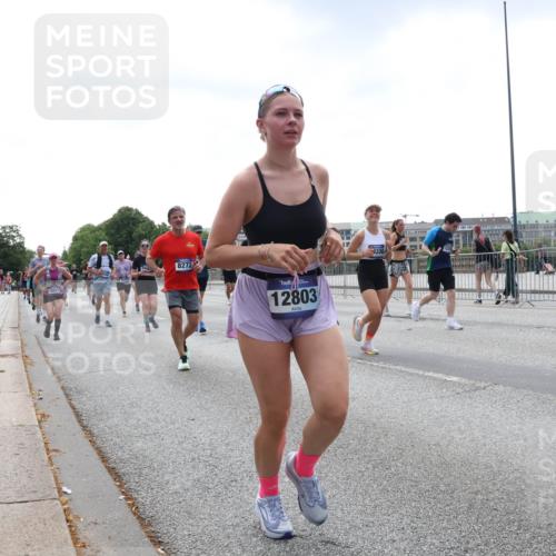 29.06.2025 - hella hamburg halbmarathon Lena Gebhardt http://msf.ph/oto/8432900 29.06.2025 10:44:28 Lombardsbrücke 8272, 12803, 1330, 1345, 1519, 1802, 1804, 2186, 2343, 2610, 2674, 2692, 3065, 3506, 3596, 4215, 4496, 4636, 4898, 4968, 5127, 5355, 5647, 5649, 5730, 5731, 5902, 5905, 6002, 7216, 7326, 7610, 7818, 7842, 8272, 8591, 8763, 8957, 9331, 9333, 9397, 9510, 9536, 10006, 10223, 10303, 10304, 10416, 11825, 11955, 12322, 12409, 12803, 12995, 13262, 13288, 13330, 13390, 13906, 14091, 14123, 14350, 14654, 14681, 14971, 18454, 18459 meine-sportfotos.de
