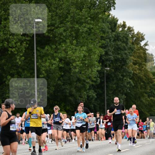 29.06.2025 - hella hamburg halbmarathon Dr. Thomas Lammeyer http://msf.ph/oto/8432924 29.06.2025 10:52:53 Kennedybrücke 1157, 1246, 1392, 1463, 1639, 1701, 1720, 2627, 2704, 3049, 3077, 3215, 4327, 4856, 5010, 5714, 5952, 6950, 7394, 7427, 8077, 8719, 9552, 9691, 9775, 9787, 10366, 10794, 11000 meine-sportfotos.de