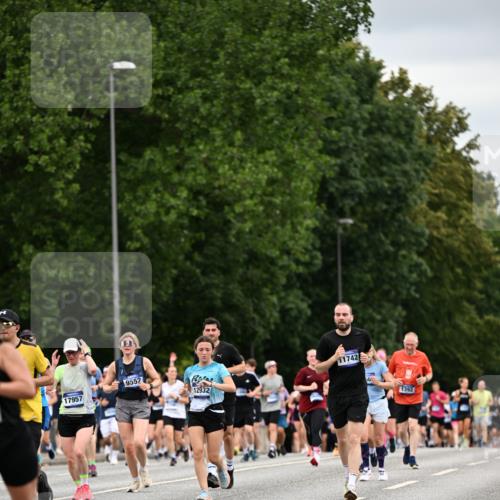 29.06.2025 - hella hamburg halbmarathon Dr. Thomas Lammeyer http://msf.ph/oto/8432992 29.06.2025 10:52:54 Kennedybrücke 1157, 1392, 1463, 1701, 1720, 2704, 3049, 3077, 3215, 4327, 4856, 5010, 5714, 5952, 6950, 7394, 7427, 8077, 8719, 9552, 9691, 9775, 9787, 10366, 10794, 11000 meine-sportfotos.de