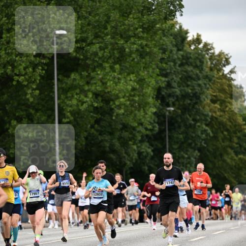 29.06.2025 - hella hamburg halbmarathon Dr. Thomas Lammeyer http://msf.ph/oto/8433000 29.06.2025 10:52:54 Kennedybrücke 1157, 1392, 1463, 1701, 1720, 2704, 3049, 3077, 3215, 4327, 4856, 5010, 5714, 5952, 6950, 7394, 7427, 8077, 8719, 9552, 9691, 9775, 9787, 10366, 10794, 11000 meine-sportfotos.de