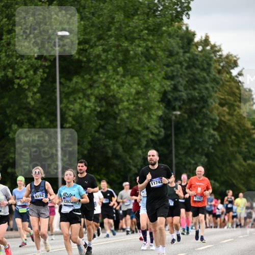 29.06.2025 - hella hamburg halbmarathon Dr. Thomas Lammeyer http://msf.ph/oto/8433048 29.06.2025 10:52:56 Kennedybrücke 1157, 1174, 1175, 1392, 1463, 1701, 1720, 2067, 3049, 3077, 3215, 4327, 5010, 5714, 5952, 6950, 7394, 7427, 8077, 8719, 9552, 9691, 9775, 9787, 10366, 10794, 11000 meine-sportfotos.de