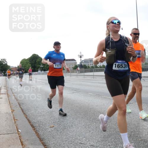 29.06.2025 - hella hamburg halbmarathon Lena Gebhardt http://msf.ph/oto/8433111 29.06.2025 10:08:11 Lombardsbrücke 1527, 16539, 893, 1079, 1527, 2309, 2427, 3328, 4228, 4864, 5100, 5287, 5926, 6918, 7198, 7348, 7476, 7760, 8585, 9071, 9457, 9616, 9823, 9966, 10609, 10703, 10857, 11114, 11394, 11641, 12658, 12789, 12893, 13014, 13458, 14631, 15429, 15785, 16439, 16539, 16809, 16915, 18270, 18325, 18531 meine-sportfotos.de