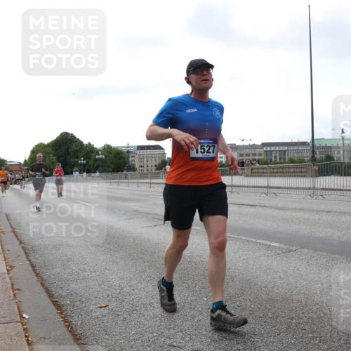 29.06.2025 - hella hamburg halbmarathon Lena Gebhardt http://msf.ph/oto/8433158 29.06.2025 10:08:11 Lombardsbrücke 1527, 1079, 1527, 2309, 2427, 3328, 4228, 4864, 5100, 5287, 5926, 6918, 7198, 7348, 7476, 7760, 8585, 9071, 9457, 9616, 9823, 9966, 10609, 10703, 10857, 11114, 11394, 11641, 12658, 12789, 12893, 13014, 13458, 14631, 15429, 15785, 16439, 16539, 16809, 16915, 18270, 18325, 18531 meine-sportfotos.de